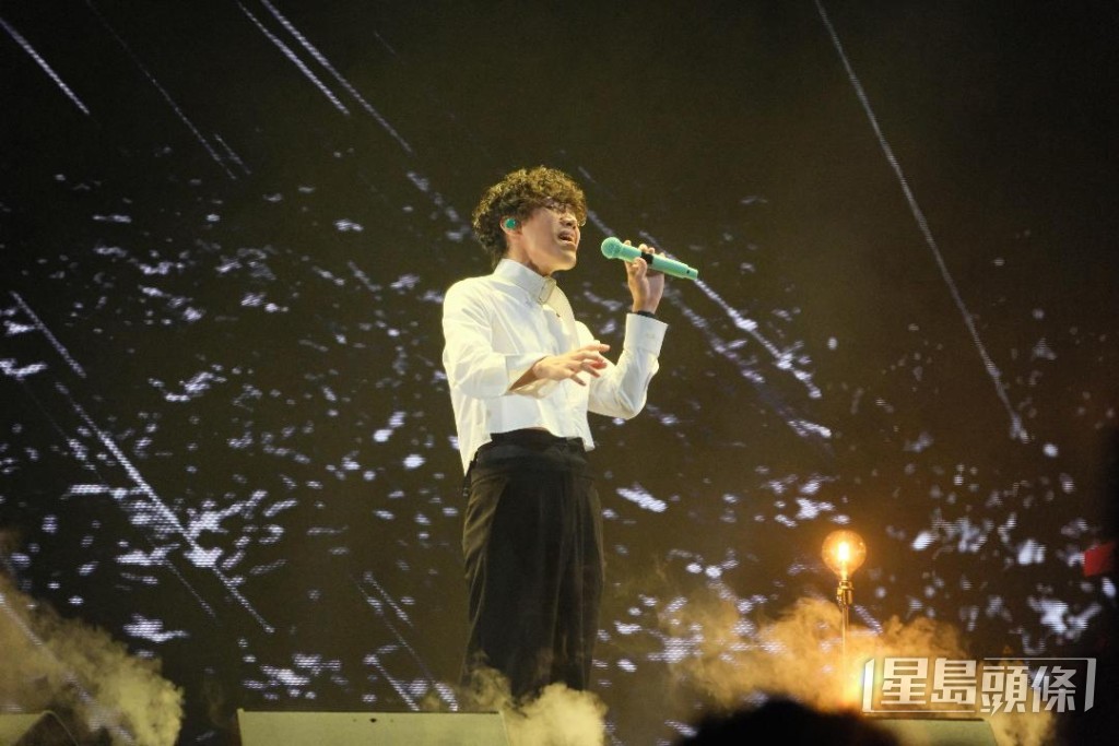 他以一組歌曲向已故好友方大同致敬，場面感人。