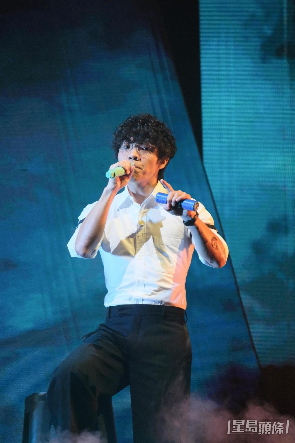 緊接其後，他獻唱了《我愛你》和《早安，晨之美！》兩首輕快歌曲。