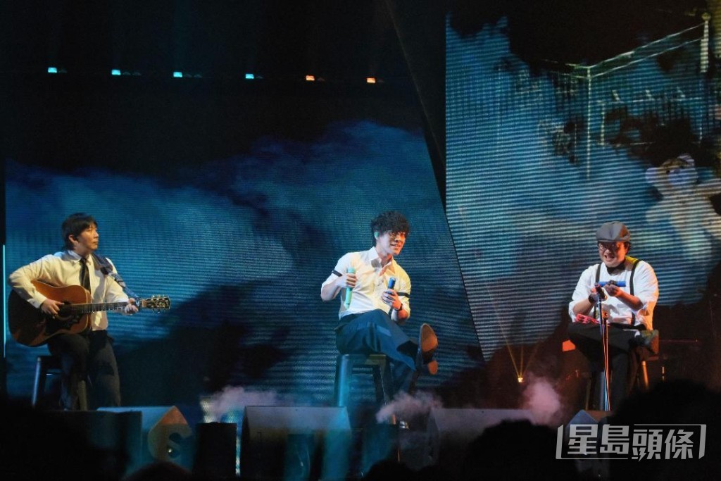 他在台上演唱得非常投入。