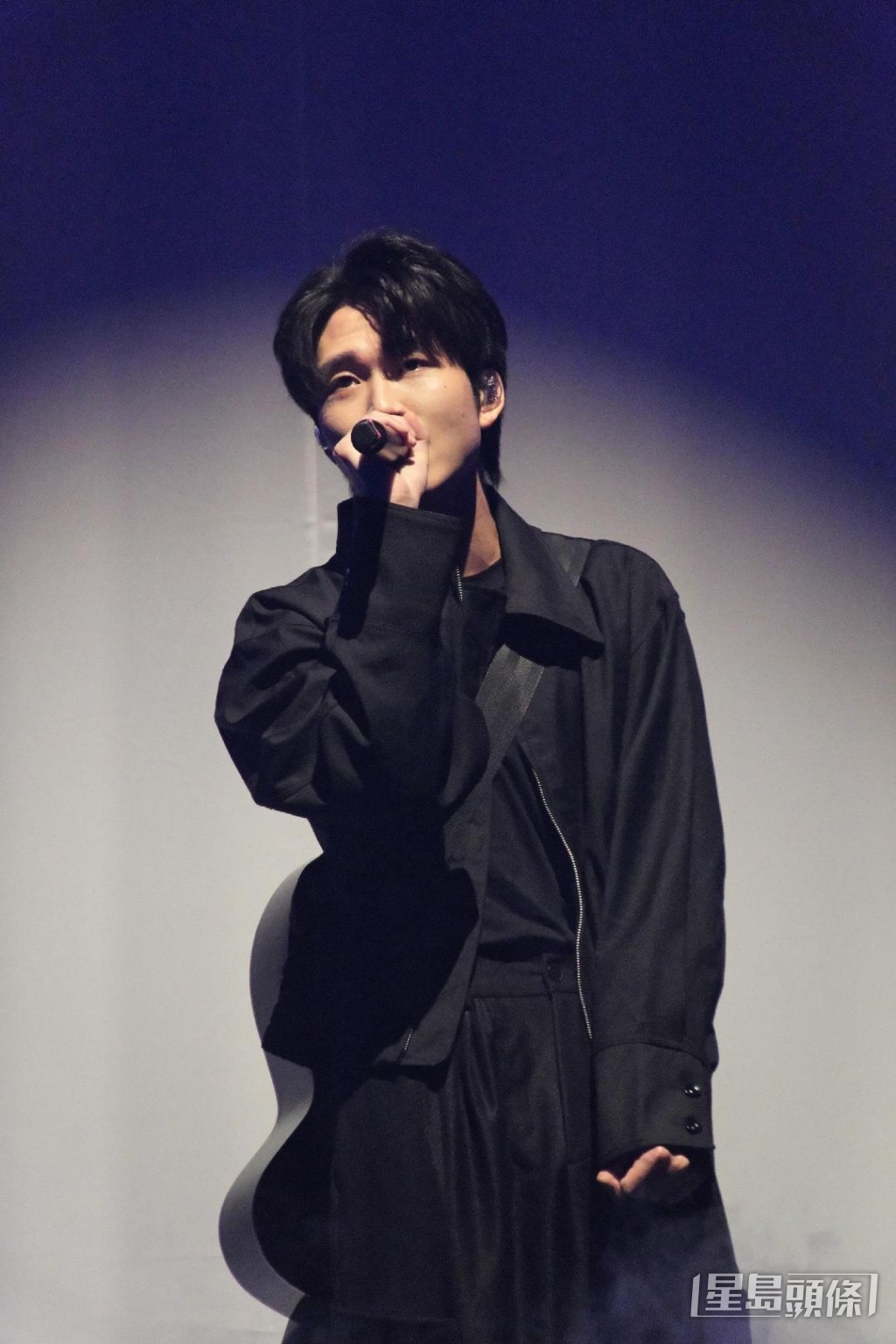 他打頭陣獻唱了《空拍》及《回郵》兩首作品。