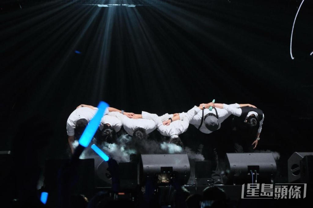 演出結束時，盧廣仲與樂隊成員一同90度鞠躬致謝。