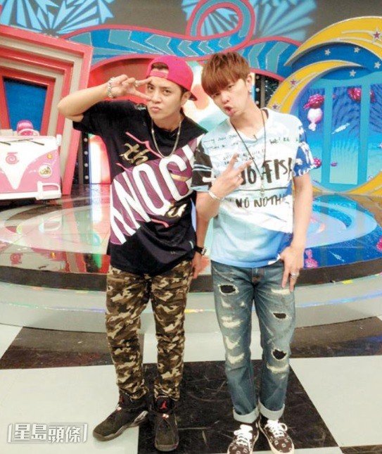 小豬與已故拍檔「小鬼」黃鴻升主持的《娛樂百分百》深受歡迎,兩人被封為「黃金組合」。