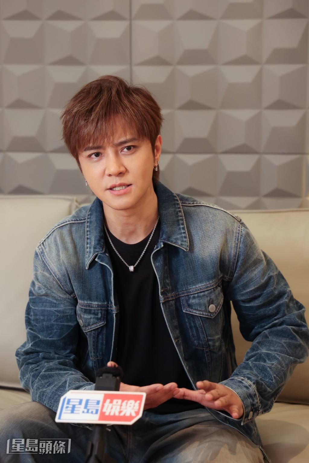 最近有不少00後、05後的年輕粉絲開始喜歡他,令他感到既驚喜又高興。