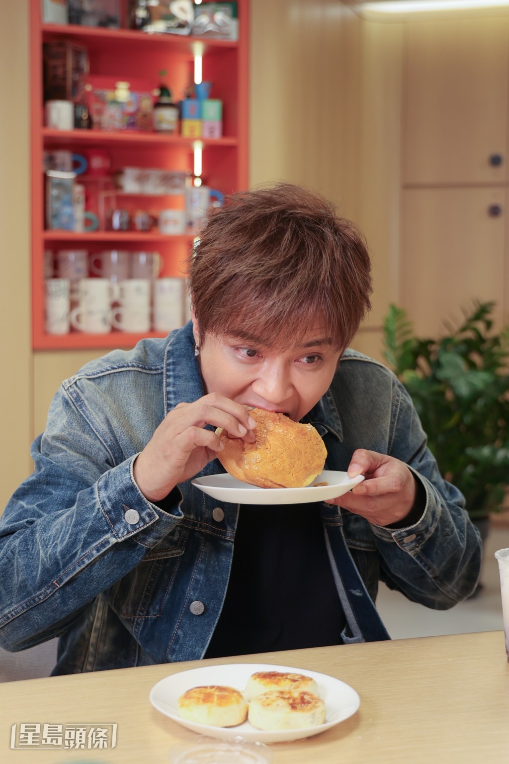 看看小豬大口品嚐菠蘿包的模樣,吃得多麼滋味!