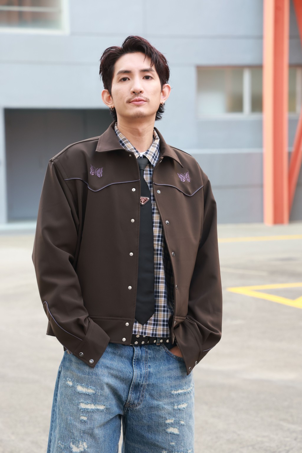 Lokman在新劇中突破飾演一位佛系躺平的「廢青」表弟，職業是大廈看更。