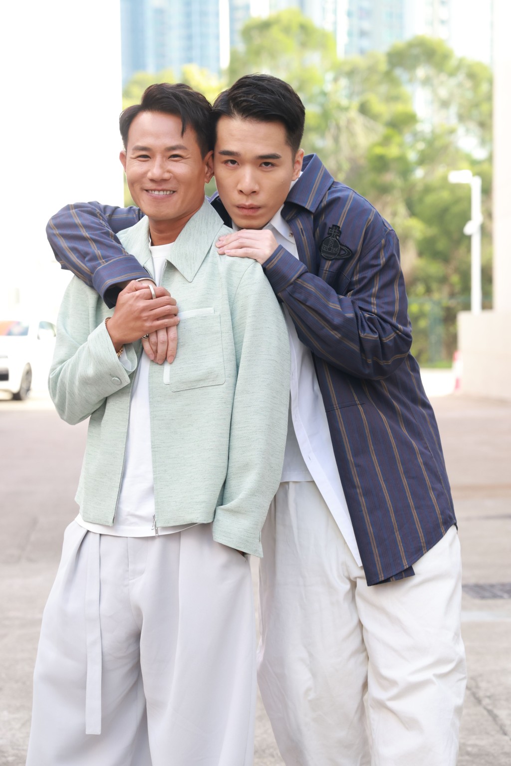 阿祖與梁仲恆在劇中飾演一對同性戀人，連合照也特意營造出曖昧氣氛。
