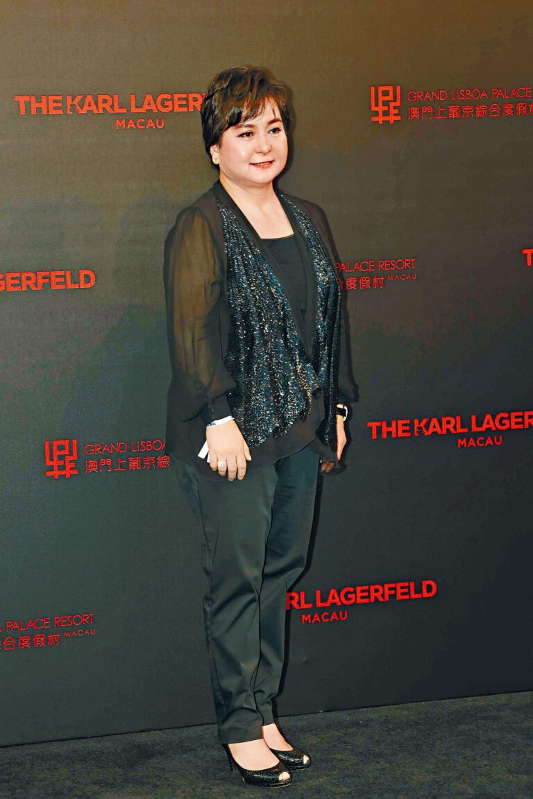 何超蕸行事作風低調，被父親何鴻燊稱讚是「最能幫忙的女兒」。