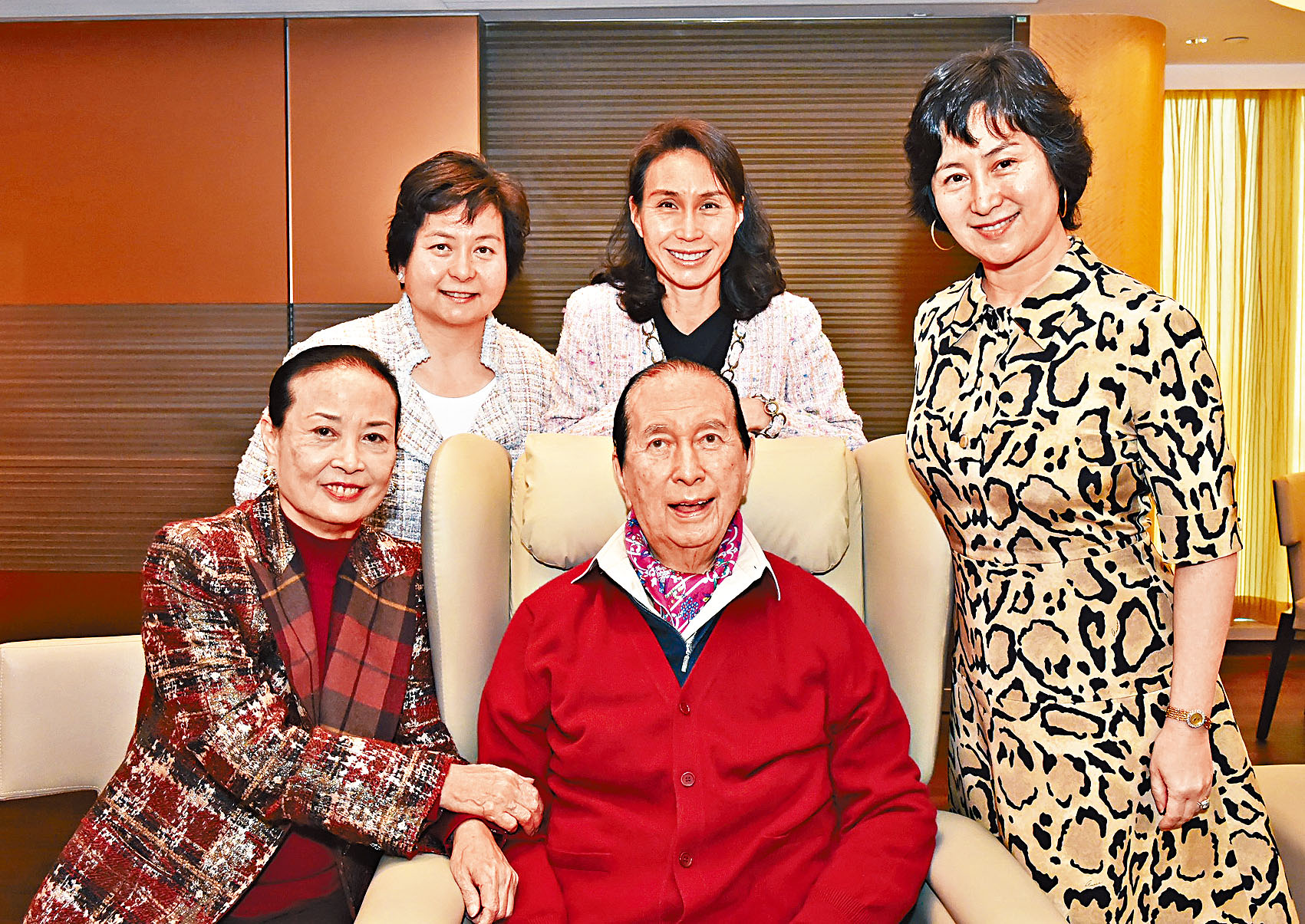 何超蕸（後左）與家姐何超鳳（後中）、何超瓊（右）是賭王何鴻燊與二太藍瓊纓（前左）的千金。