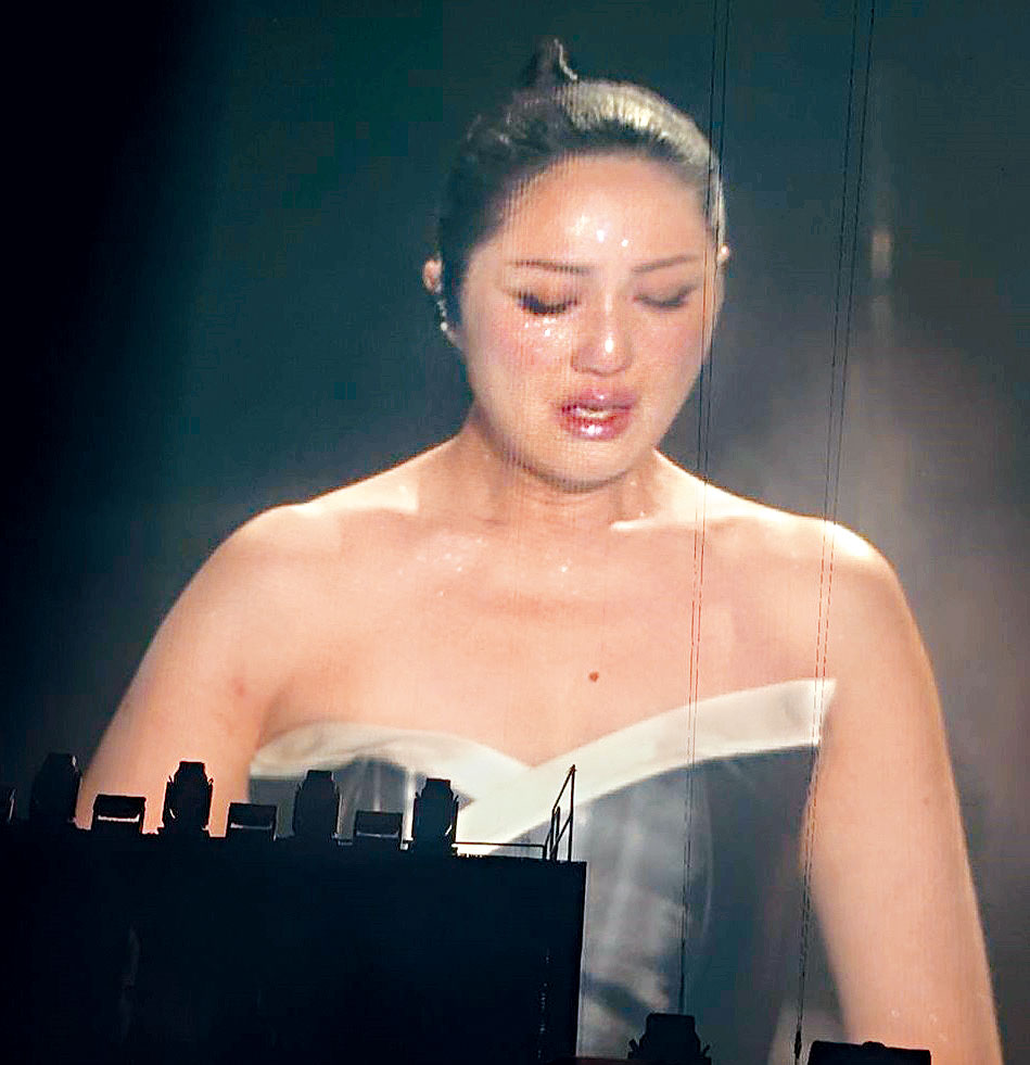 楊千嬅前日在成都開騷，演唱《洋蔥》時突然爆喊。