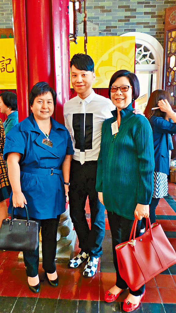 何超蕸與王賢誌兩母子都好熟稔。