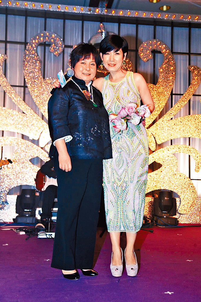 黎芷珊與何超蕸由小學到中學都是同學。