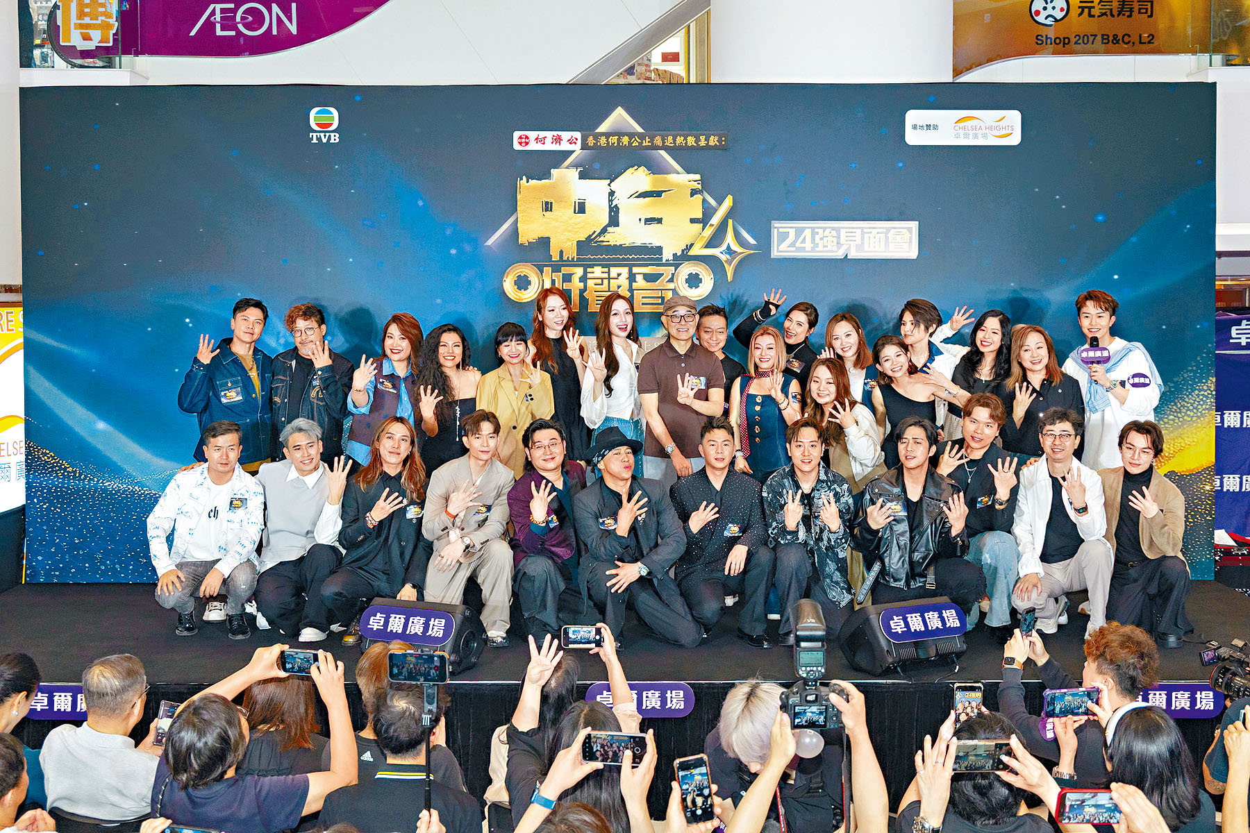 一班《中年好聲音4》參賽者齊聚屯門卓爾廣場，與歌迷見面同歡。