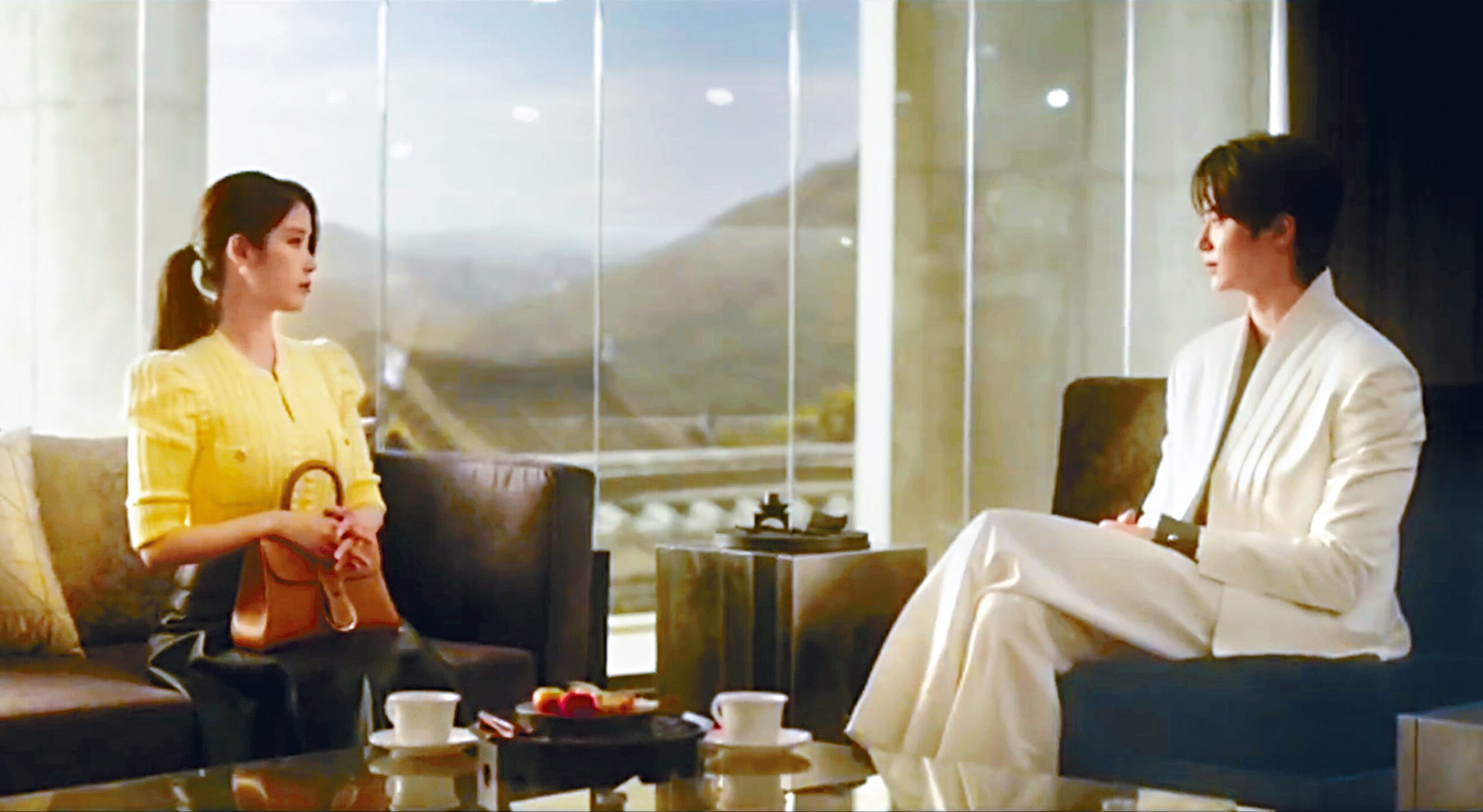 邊佑錫於第2集答應IU的政治婚姻。