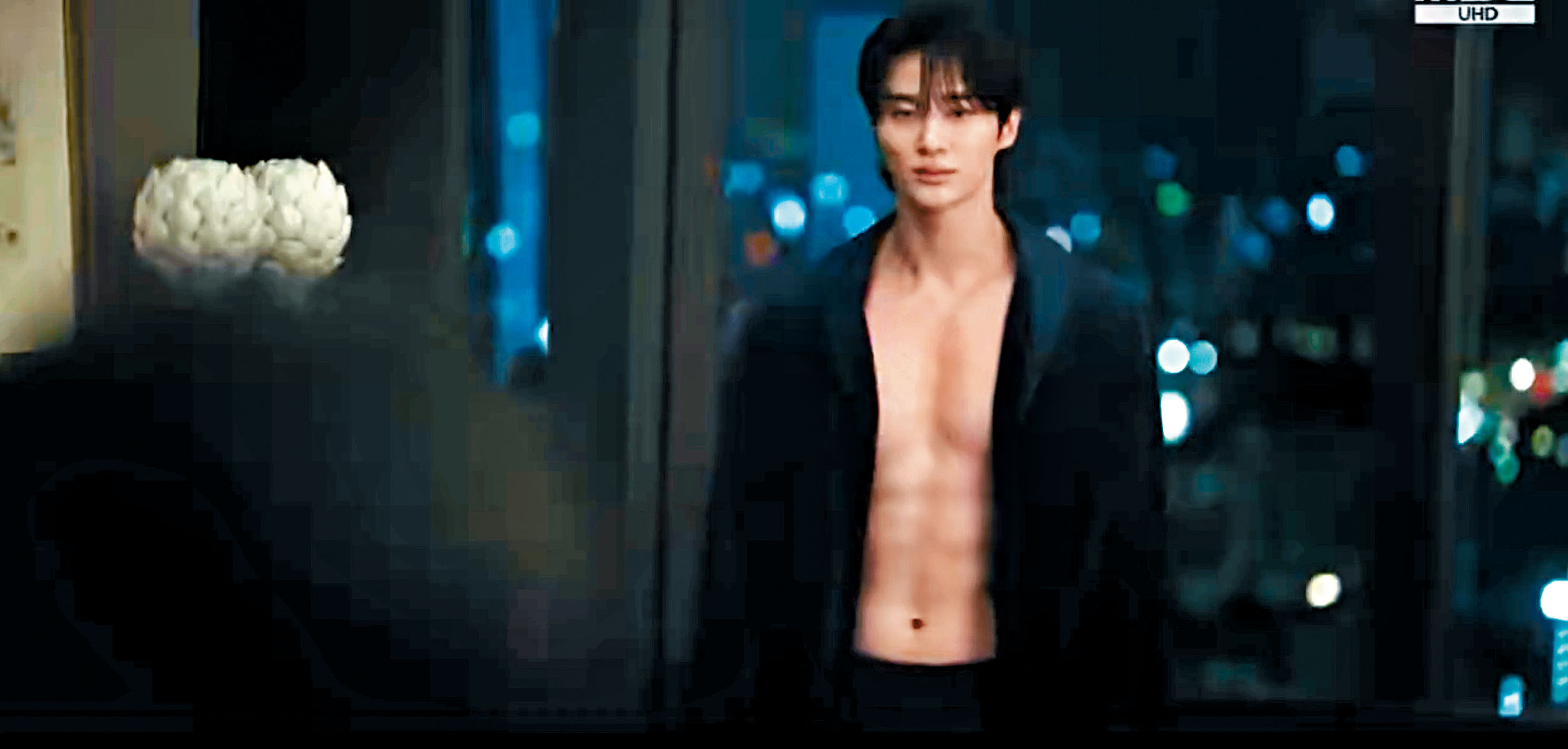 邊佑錫連續兩集都大晒身材。