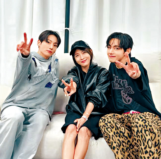 河智苑前日睇BTS巡唱，並跟Jungkook（左）及V合照。