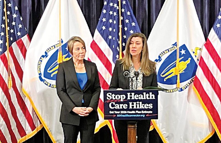 （左起）州長希利、州健保部門官員在新聞發布會。檔案圖片