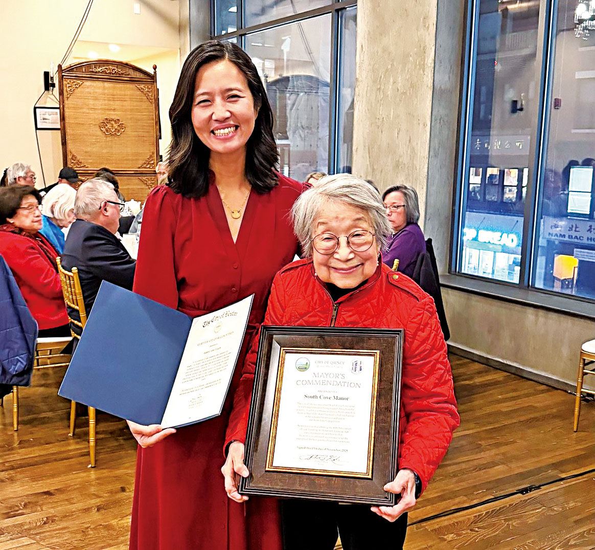 (左起)吳弭市長給中華頤養院創始人之一、百歲老人阮陳金鳳頒獎。