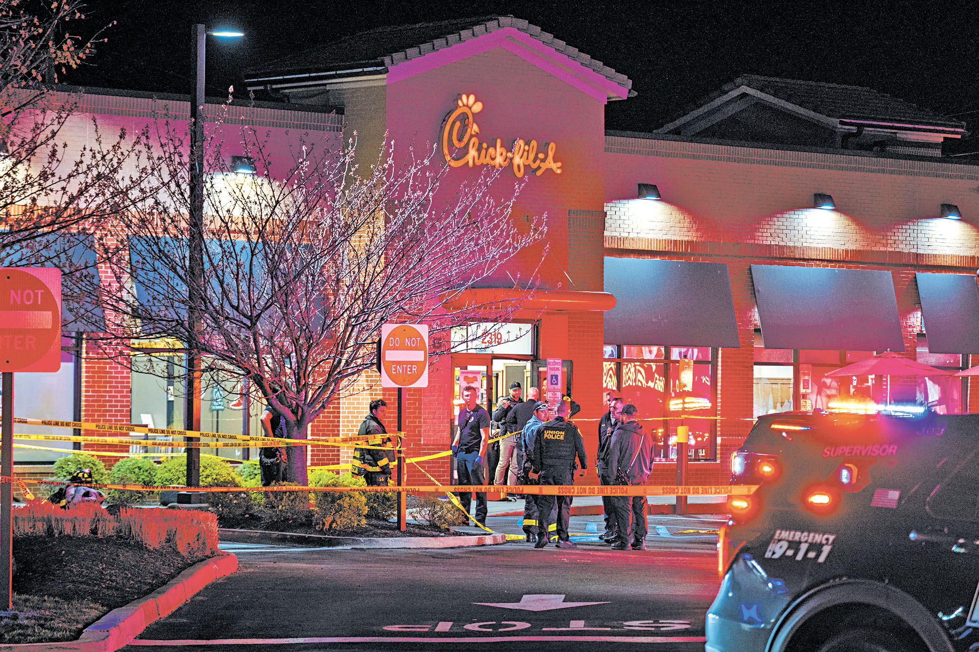 調查人員繼續在餐廳搜尋證據，一名員工的父親形容現場如同「戰區」。 Dakota Santiago/紐約時報