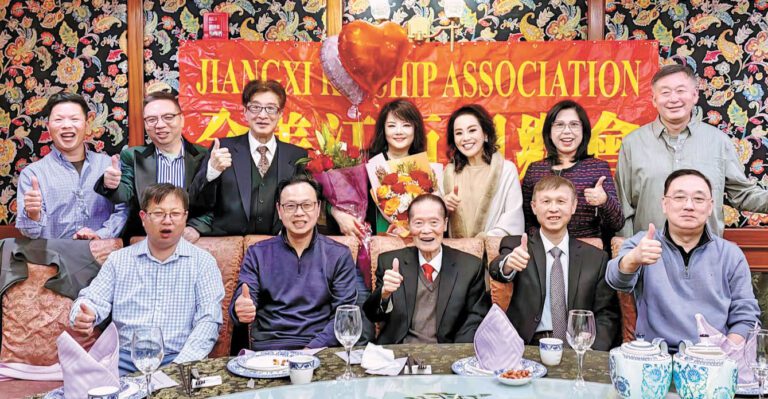 中國女高音歌唱家徐霞赴美開展個人獨唱音樂會巡演，抵達紐約，全美江西同鄉會鄉親在法拉盛 設宴歡迎。