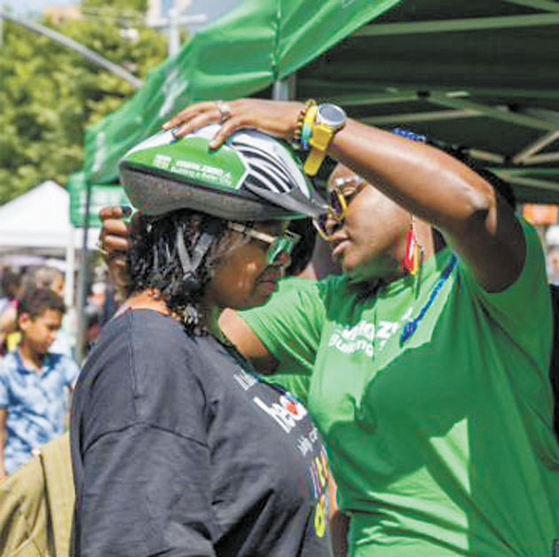 交通局免費發放頭盔。 圖片來源：交通局