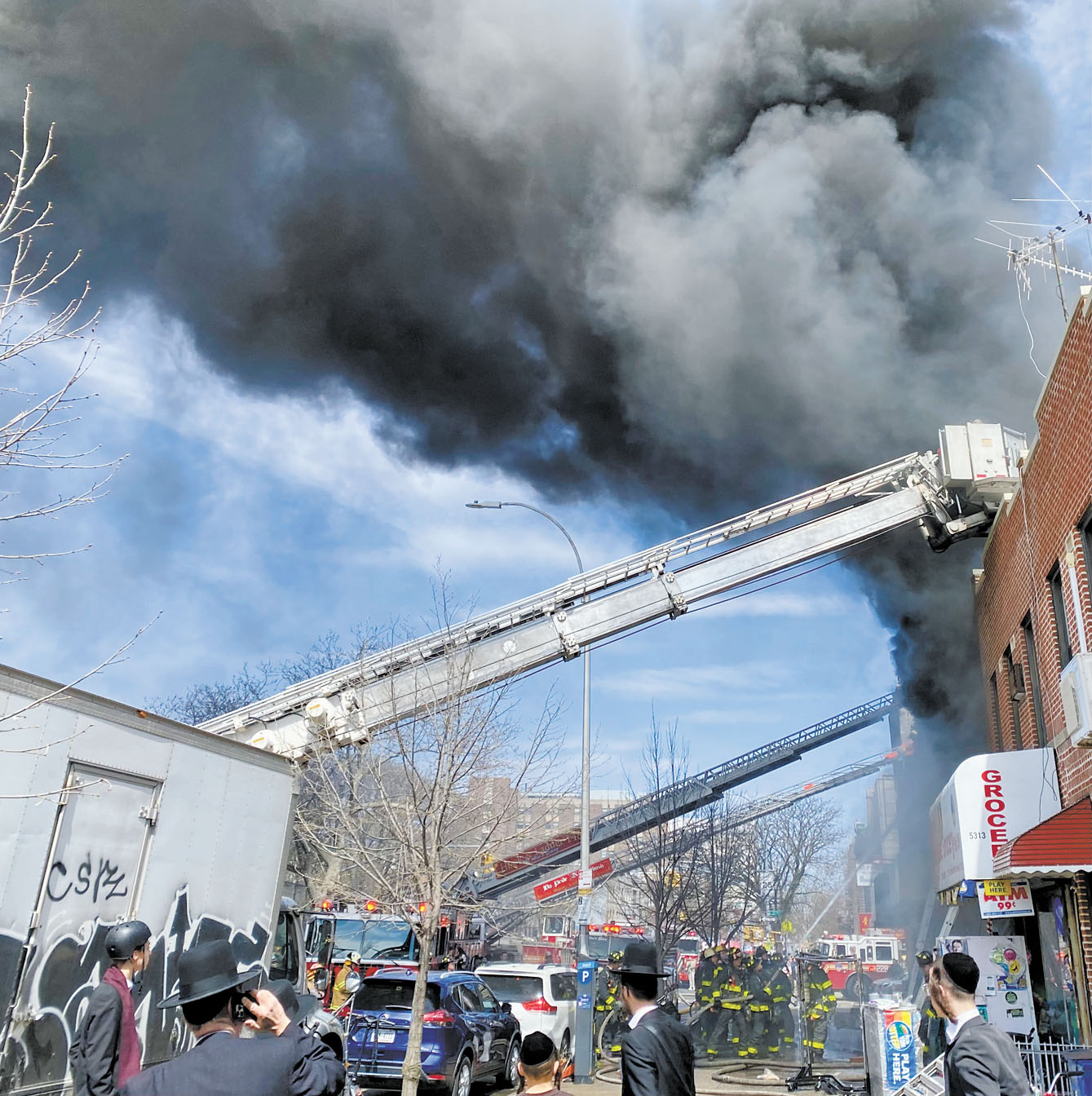 多輛消防車12日架起雲梯救火。 張之銘攝