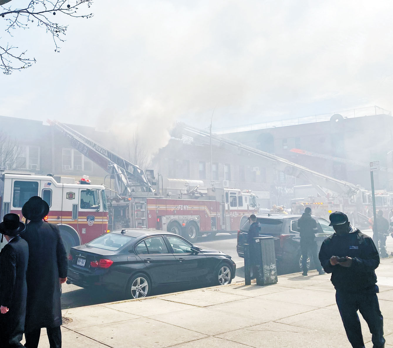 失火建築現場數條街區12日,被刺眼白色濃煙籠罩。 張之銘攝