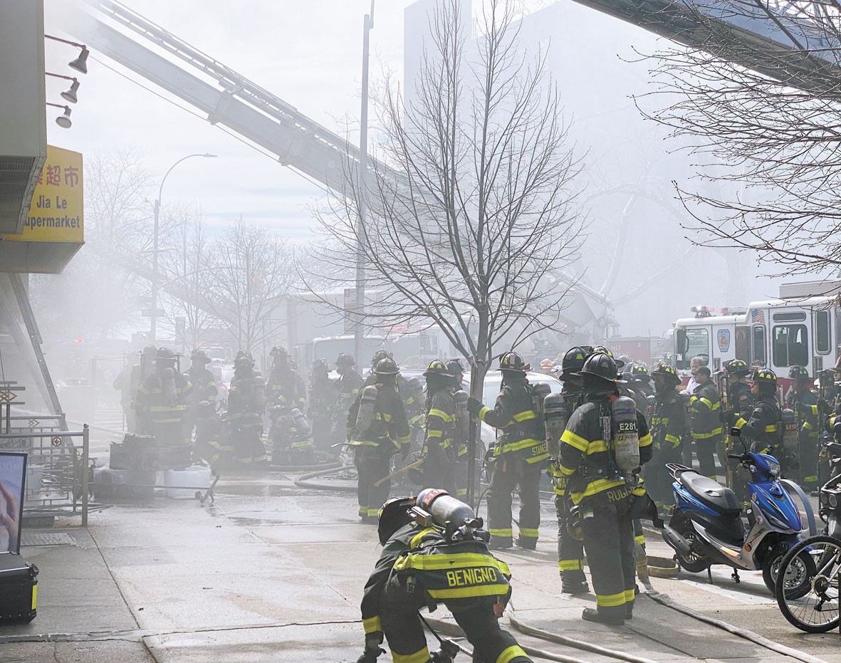 市消防局稱消防員與急救人員共計192人,12日趕至現場。張之銘攝
