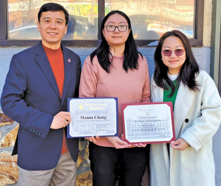 賀立寧(左)與謝曉瓊(右)10日向張明麗(中)頒發嘉獎狀。張之銘攝