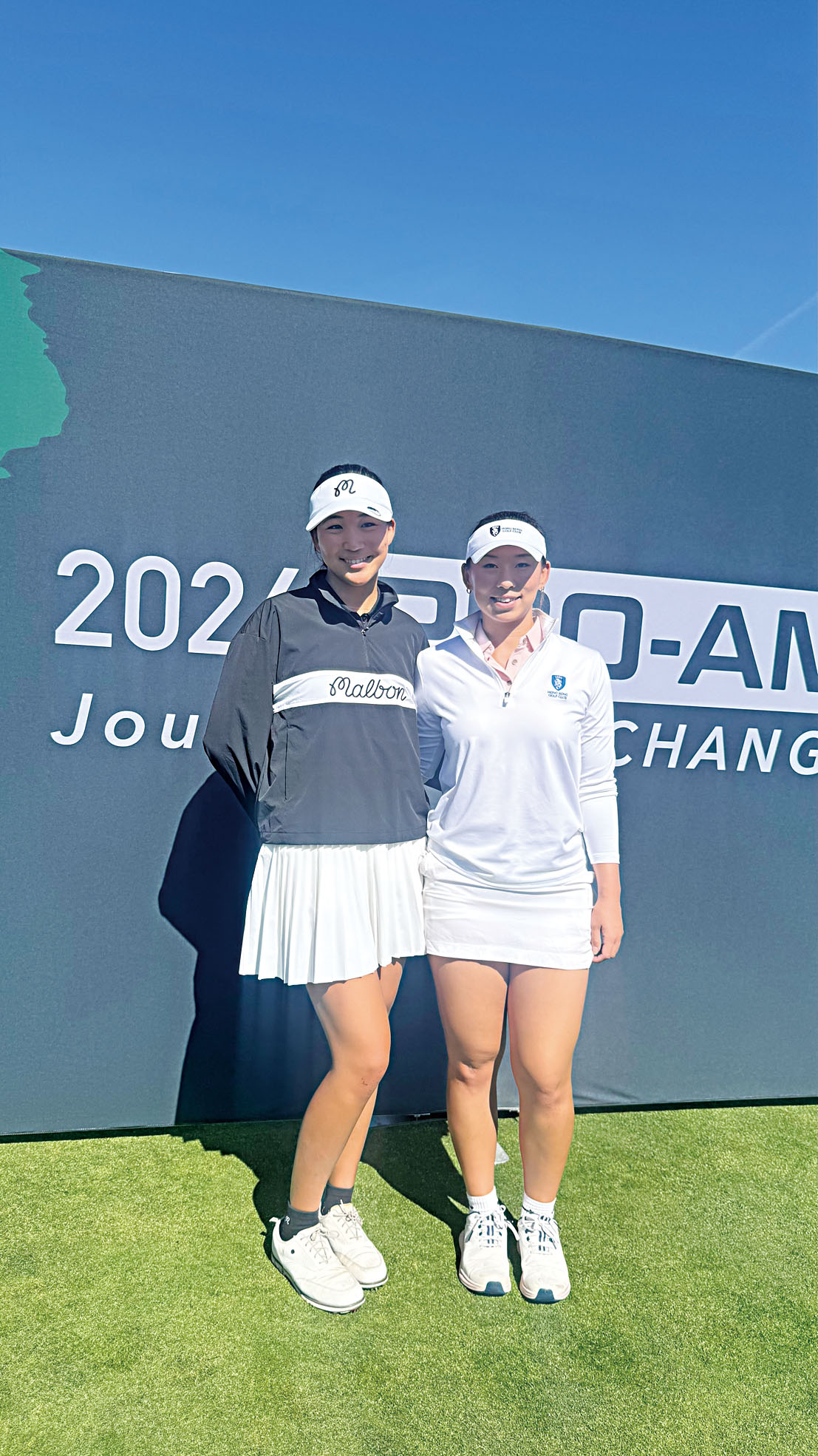 參加本屆賽事的兩位華人選手，王培紅（左）與丁慧中（右）賽場合影。記者陸新攝