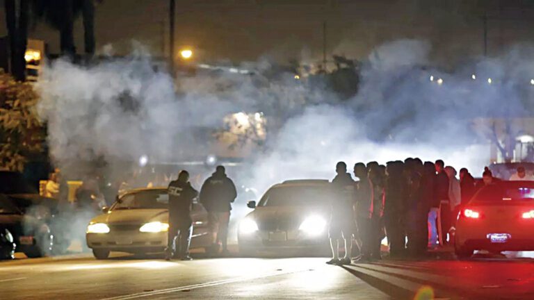 洛杉磯縣市近期非法封路飆車活動愈發猖獗且混亂，暴力事件頻傳。洛杉磯時報檔案照片