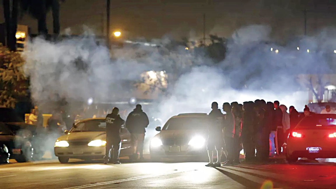 洛杉磯縣市近期非法封路飆車活動愈發猖獗且混亂，暴力事件頻傳。洛杉磯時報檔案照片
