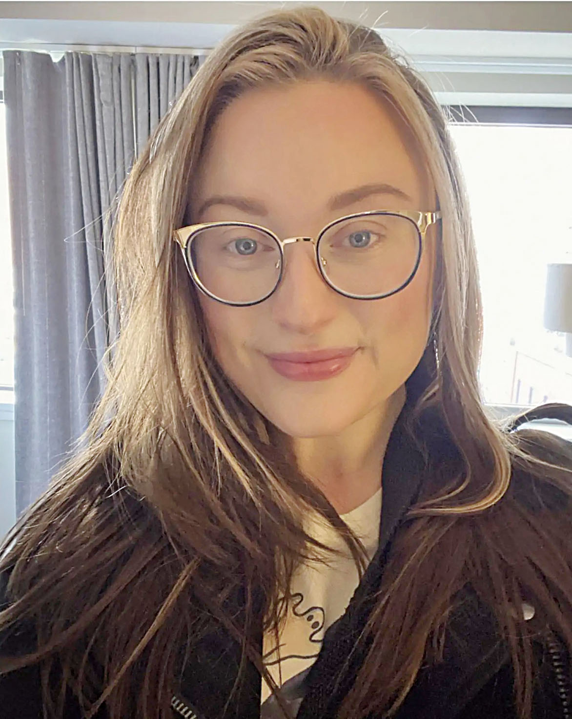 多數Z世代成年人仍在不同程度上依賴父母的經濟支援，圖為Z世代女性Alyssa Persson。美聯社