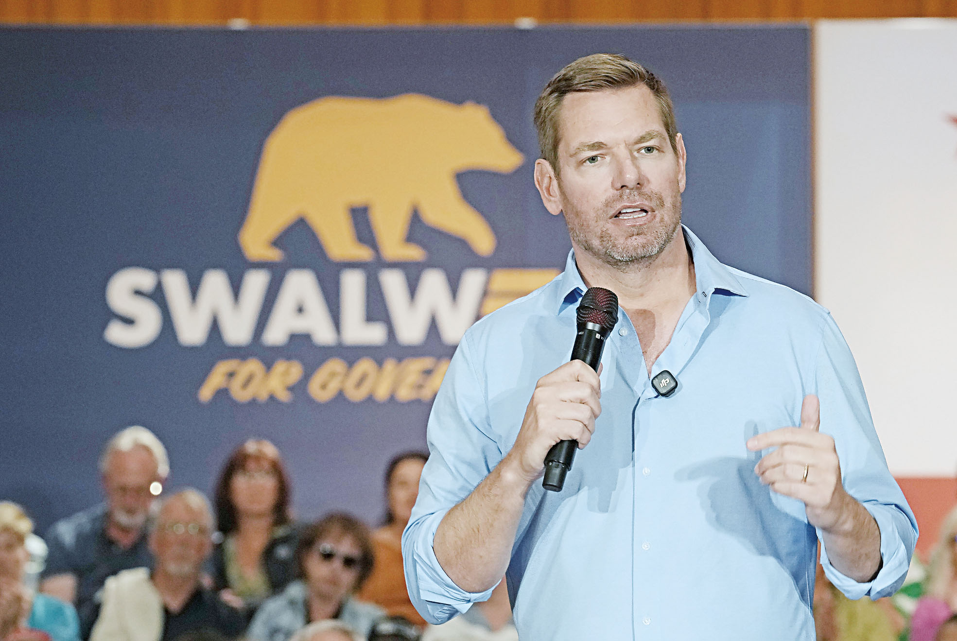 加州州長參選人、三藩市灣區東灣地區民主黨聯邦眾議員斯華威（Eric Swalwell）疑似曾非法聘僱一名巴西籍保姆遭調查。 美聯社