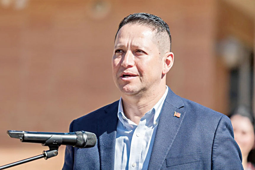 德州共和黨聯邦眾議員岡薩雷斯此前承認與一名前助理發生婚外情，而該助理其後自殺，引發眾院倫理委員會的調查。美聯社