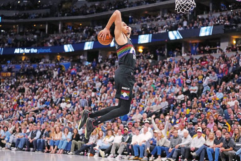 掘金後衛斯特勞瑟跳起衝向籃筐。路透社