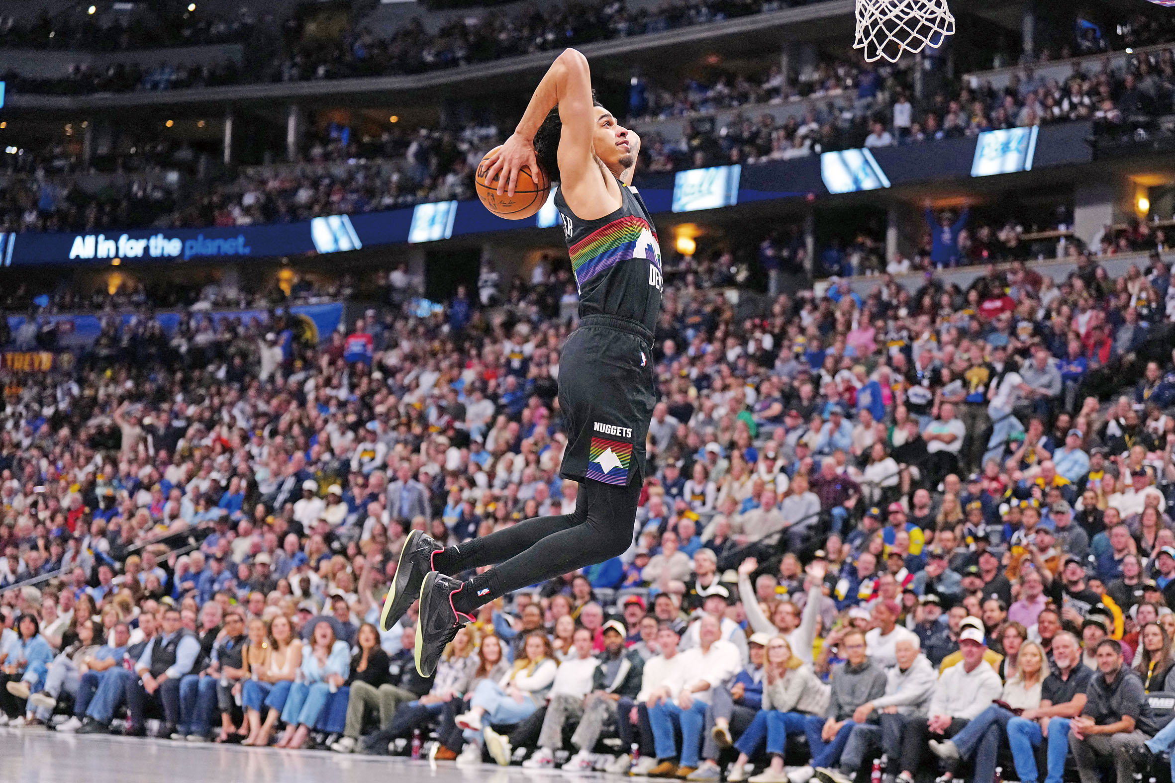 掘金後衛斯特勞瑟跳起衝向籃筐。路透社