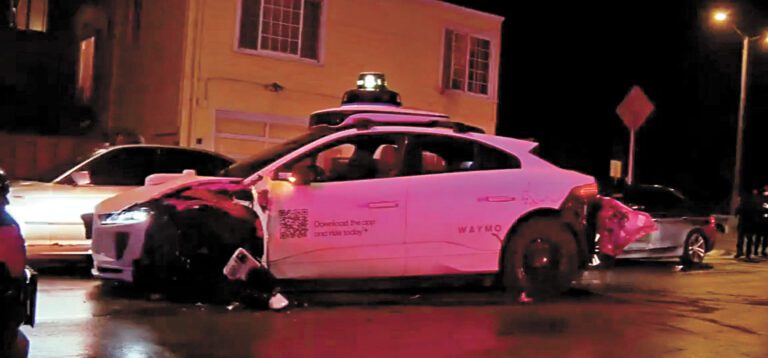 Waymo無人車在車禍中受損。KTVU電視截圖