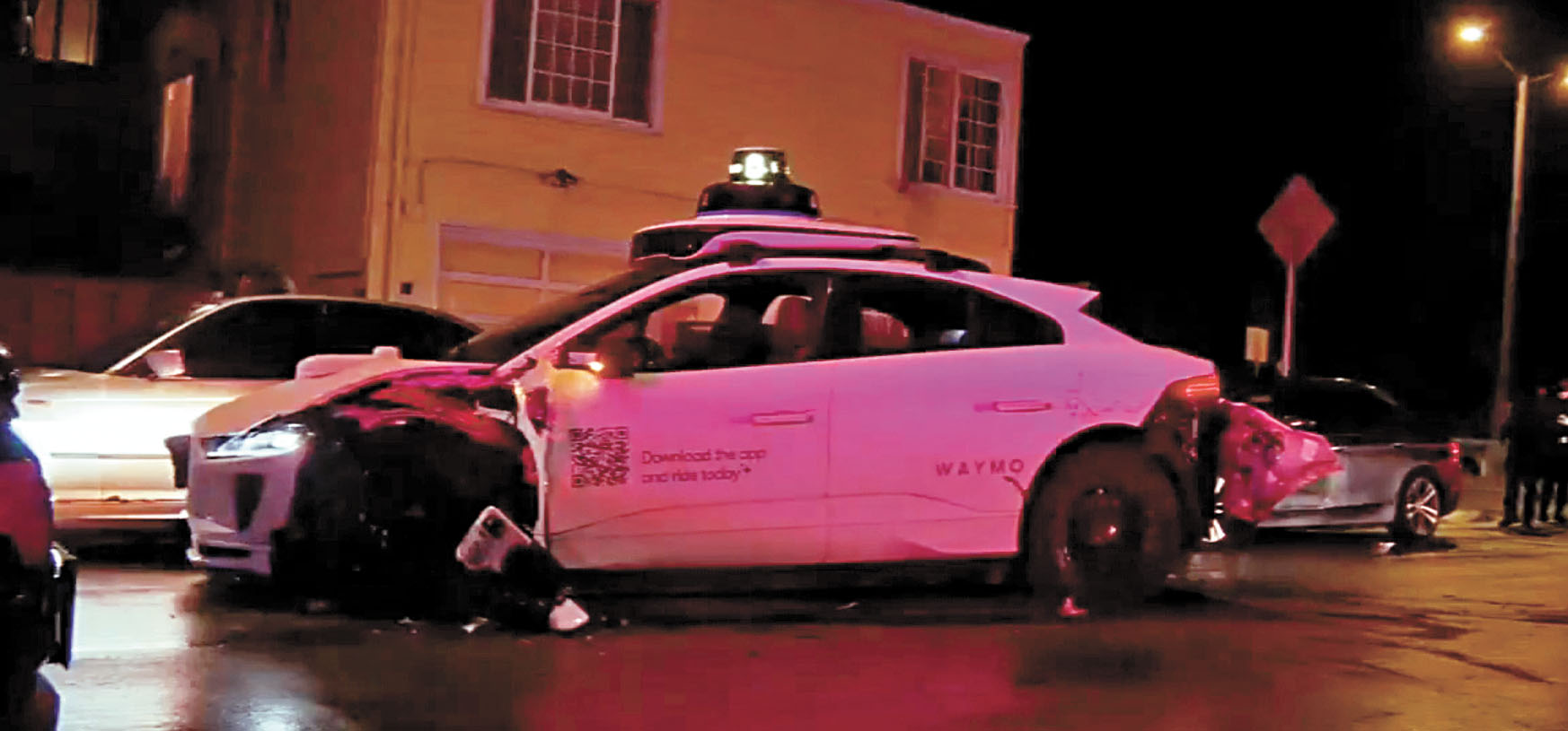 Waymo無人車在車禍中受損。KTVU電視截圖