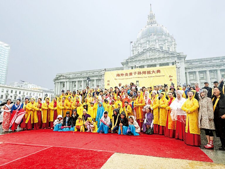 數百名民眾冒雨參與在市府廣場的第十一屆海外炎黃子孫拜祖大典。記者蘇婕雅攝