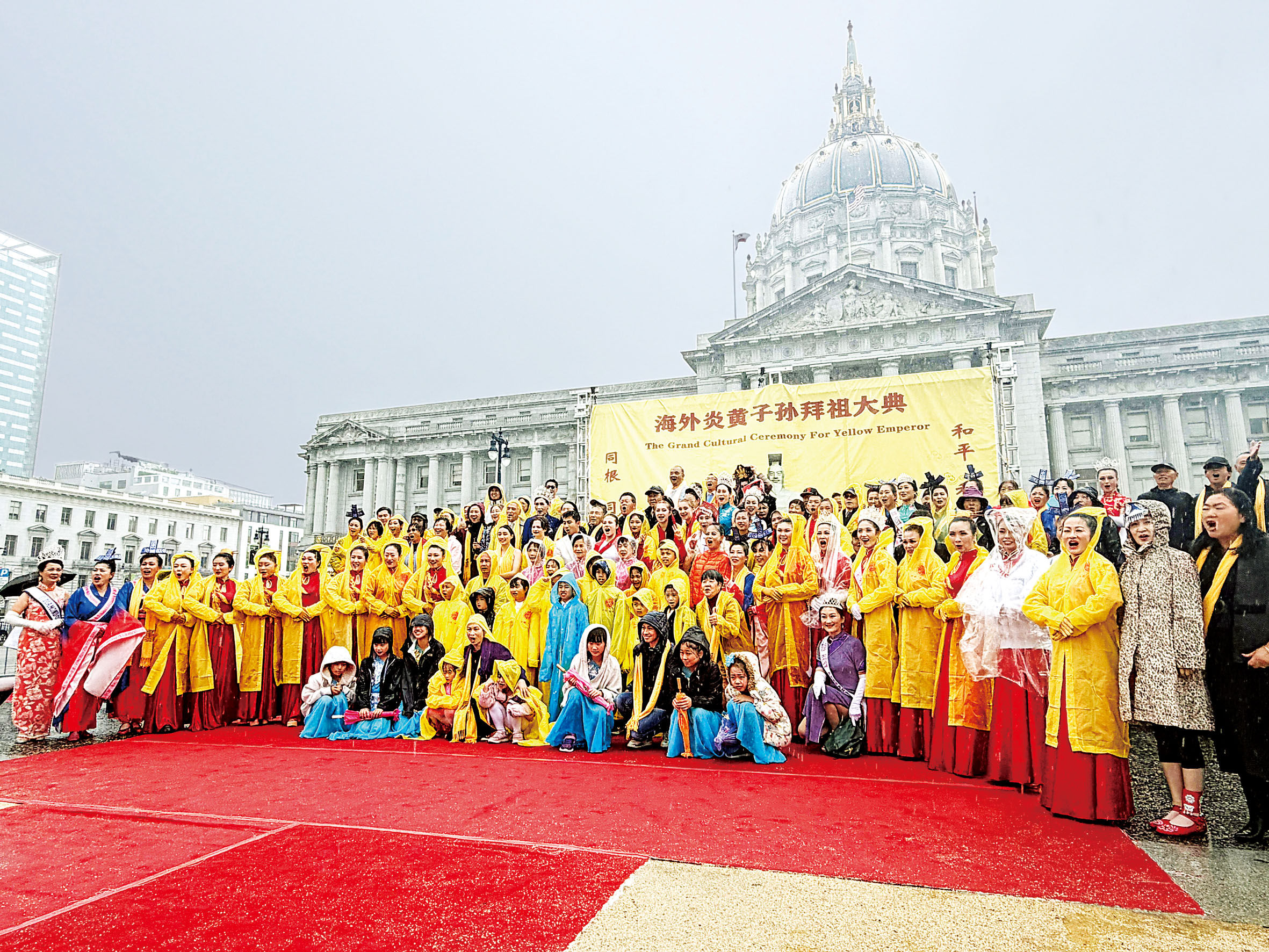 數百名民眾冒雨參與在市府廣場的第十一屆海外炎黃子孫拜祖大典。記者蘇婕雅攝