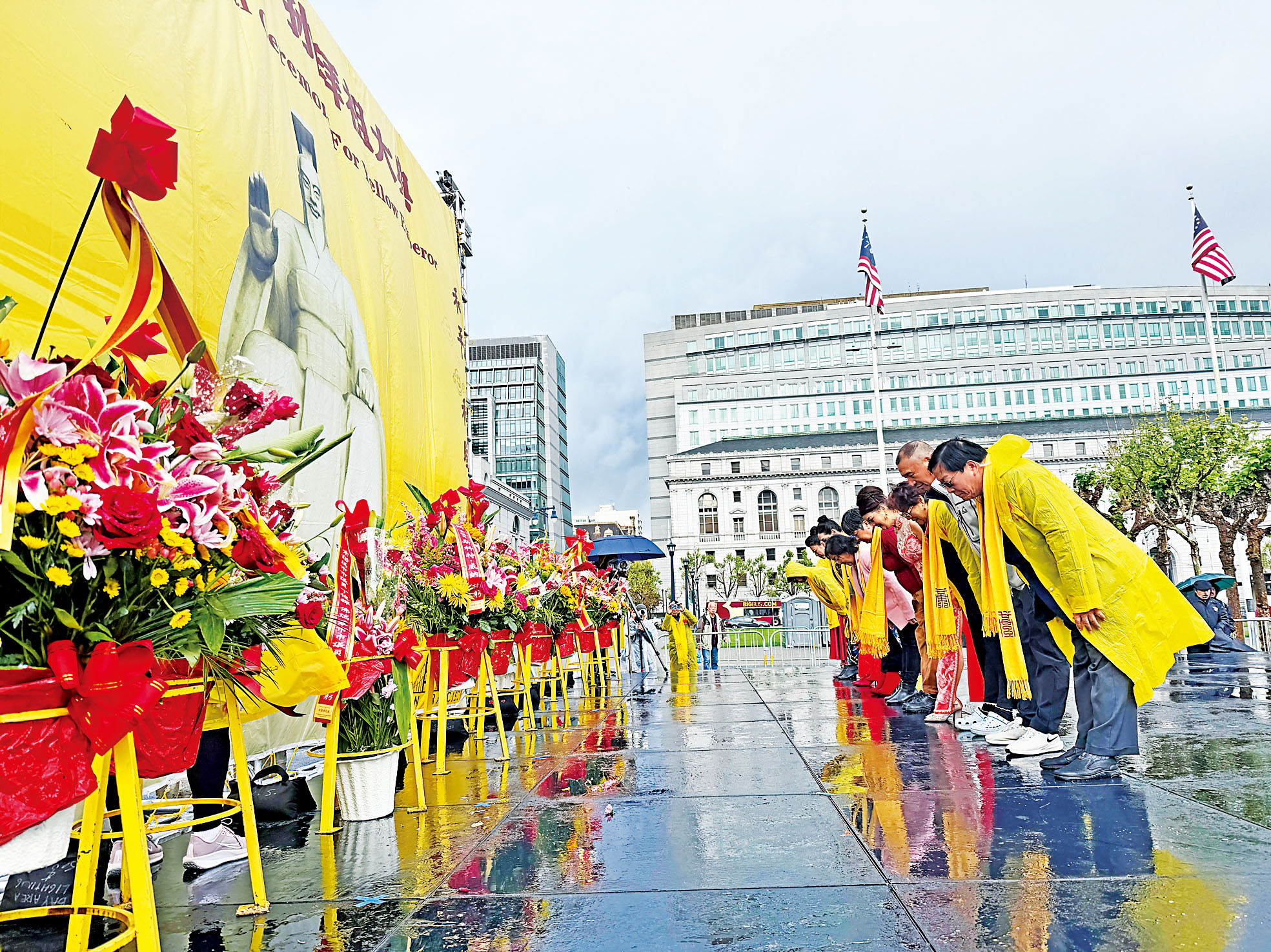 主禮嘉賓在雨中向人文始祖敬獻花籃並行鞠躬禮。記者蘇婕雅攝