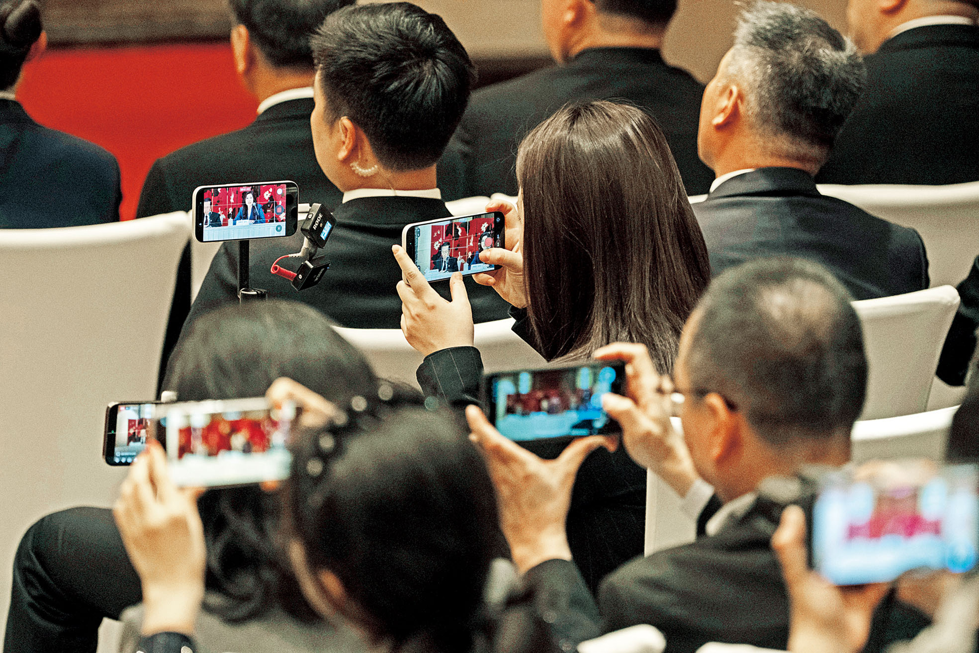鄭麗文大陸行備受矚目,圖為媒體拍攝她於10日在北京舉行的記者會畫面。美聯社