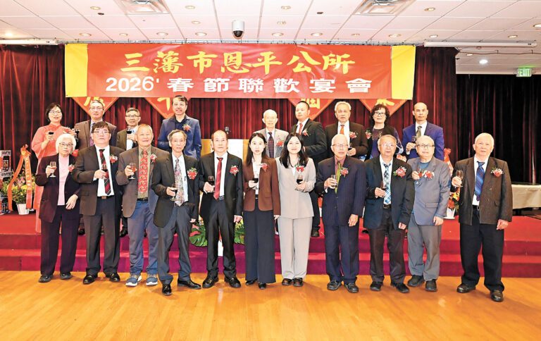 中領館領事姚瑤、周煒清、中華代總董朱明沾、肇慶總會館主席吉鴻雁；恩平公所主席鄭茂華、副主席唐永建暨顧問董事敬酒祝福。馬紅兵攝