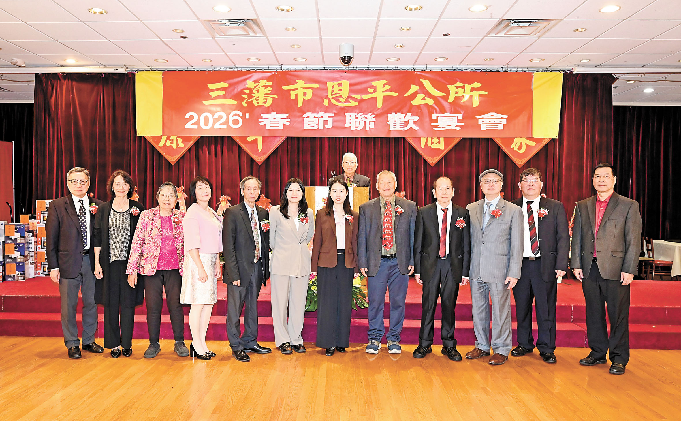 中華總會館代總董暨主席團、統一促進會會長暨列位夫人親臨，與恩平公所首長合影。馬紅兵攝