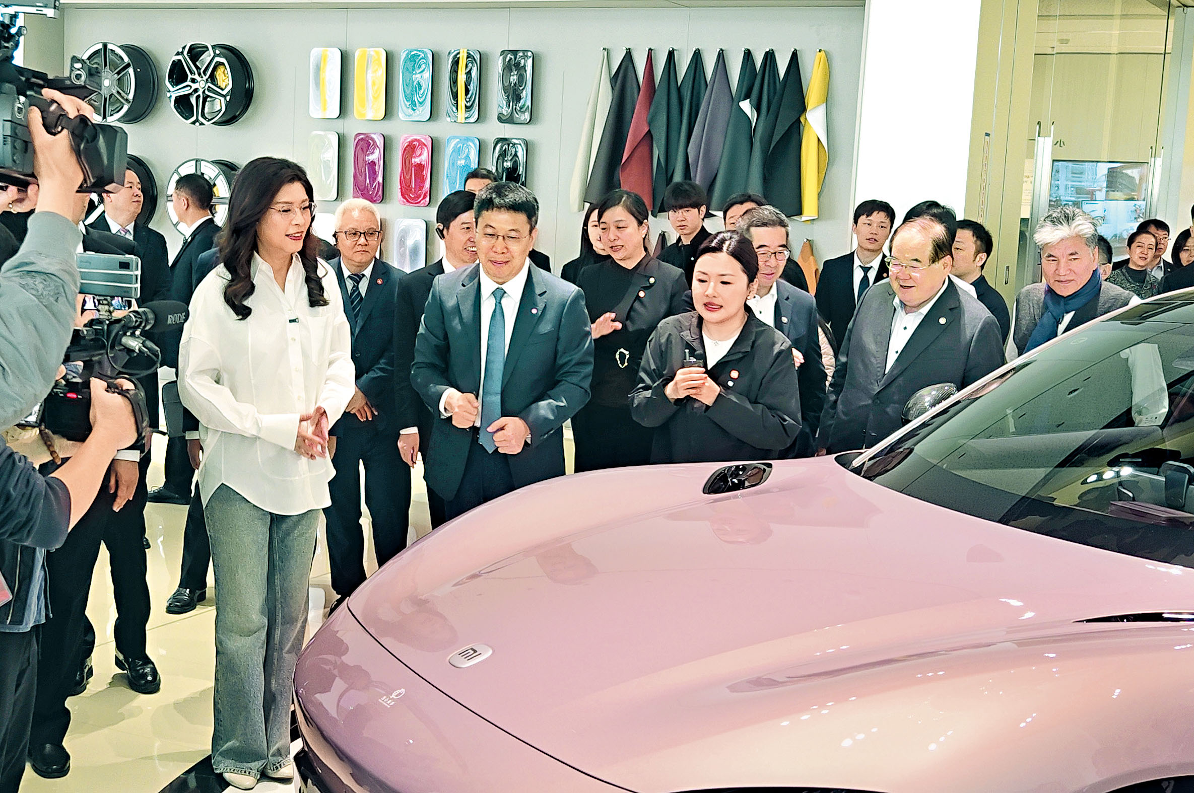 鄭麗文（左一）昨日返台前，先往北京的小米汽車工廠參觀。中新社