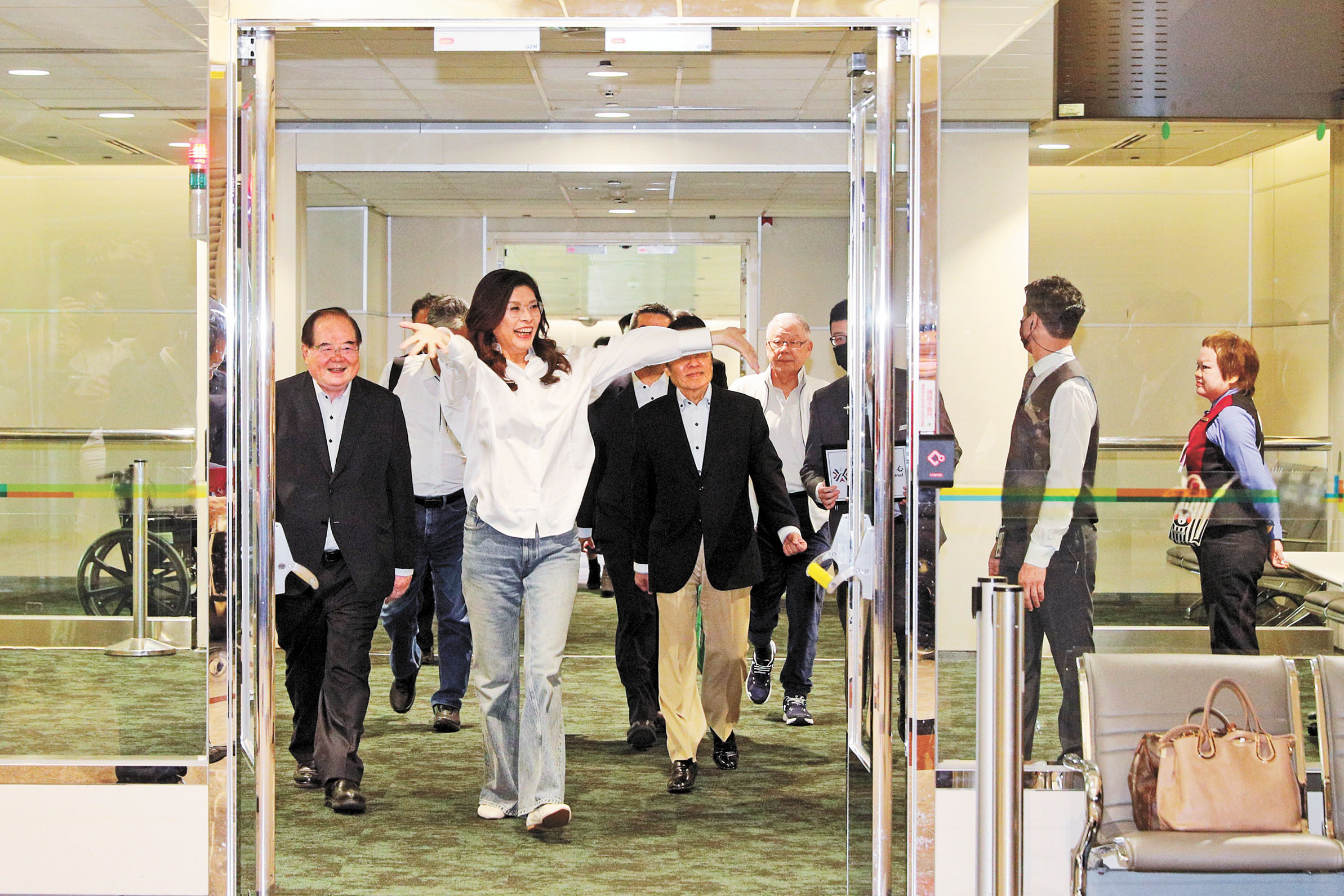 鄭麗文12日下午結束中國大陸訪問行程返抵台灣，她說，中共中央台辦宣布10項惠台利多政策，已指示國民黨副主席盡快針對此事組成工作小組，完成接下來落實的工作。中央社