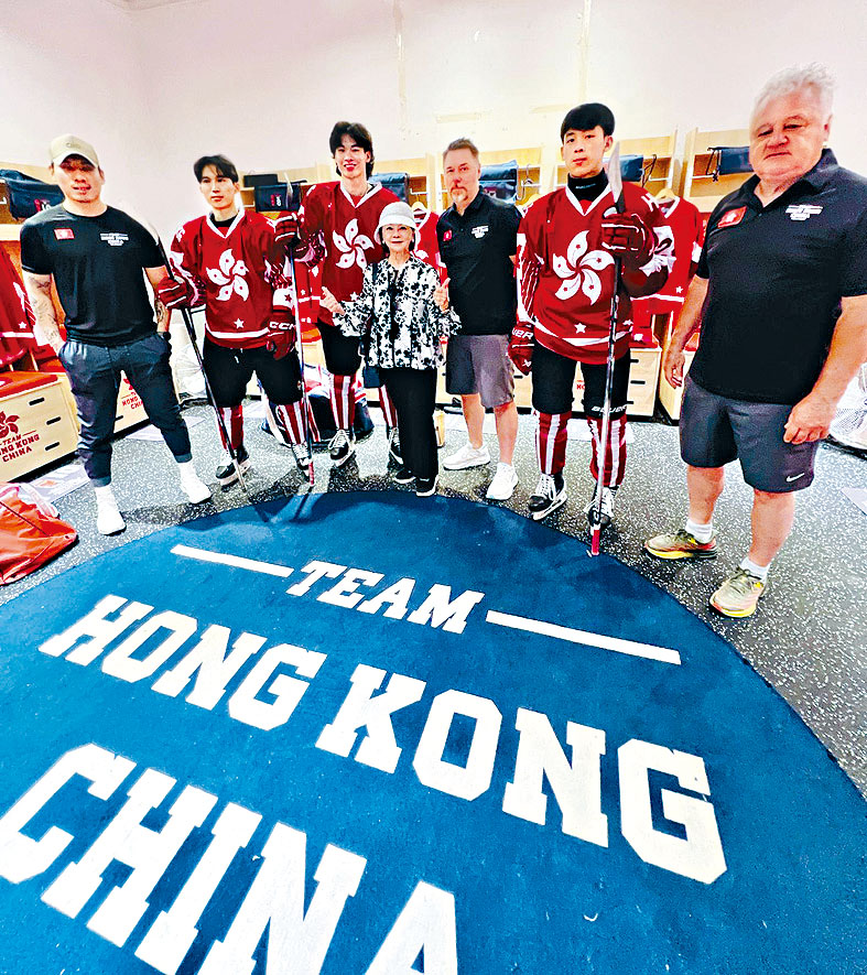 站在香港冰球男子代表隊及教練當中，儼如小人國。