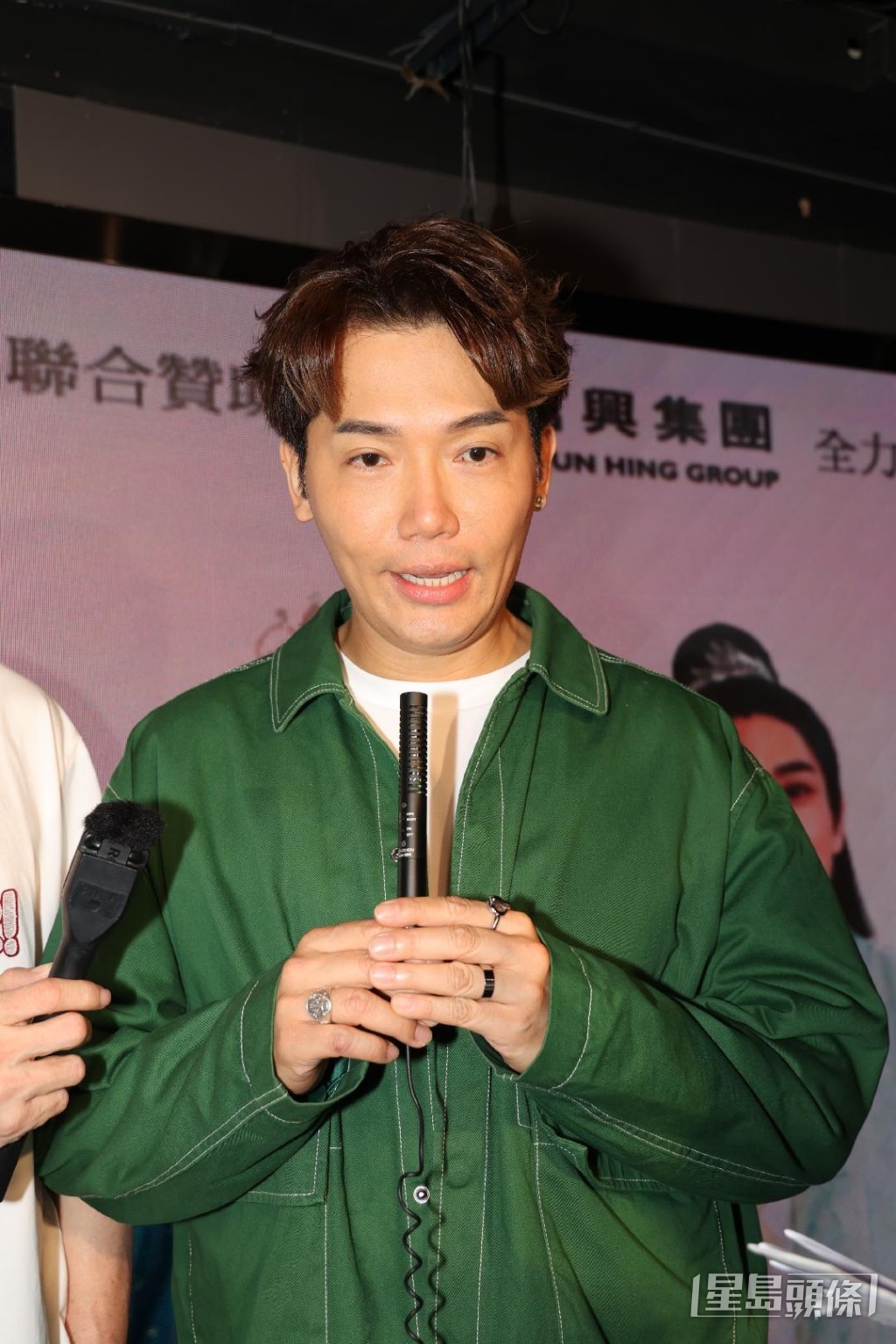 黃建東在記者會上認真道歉。