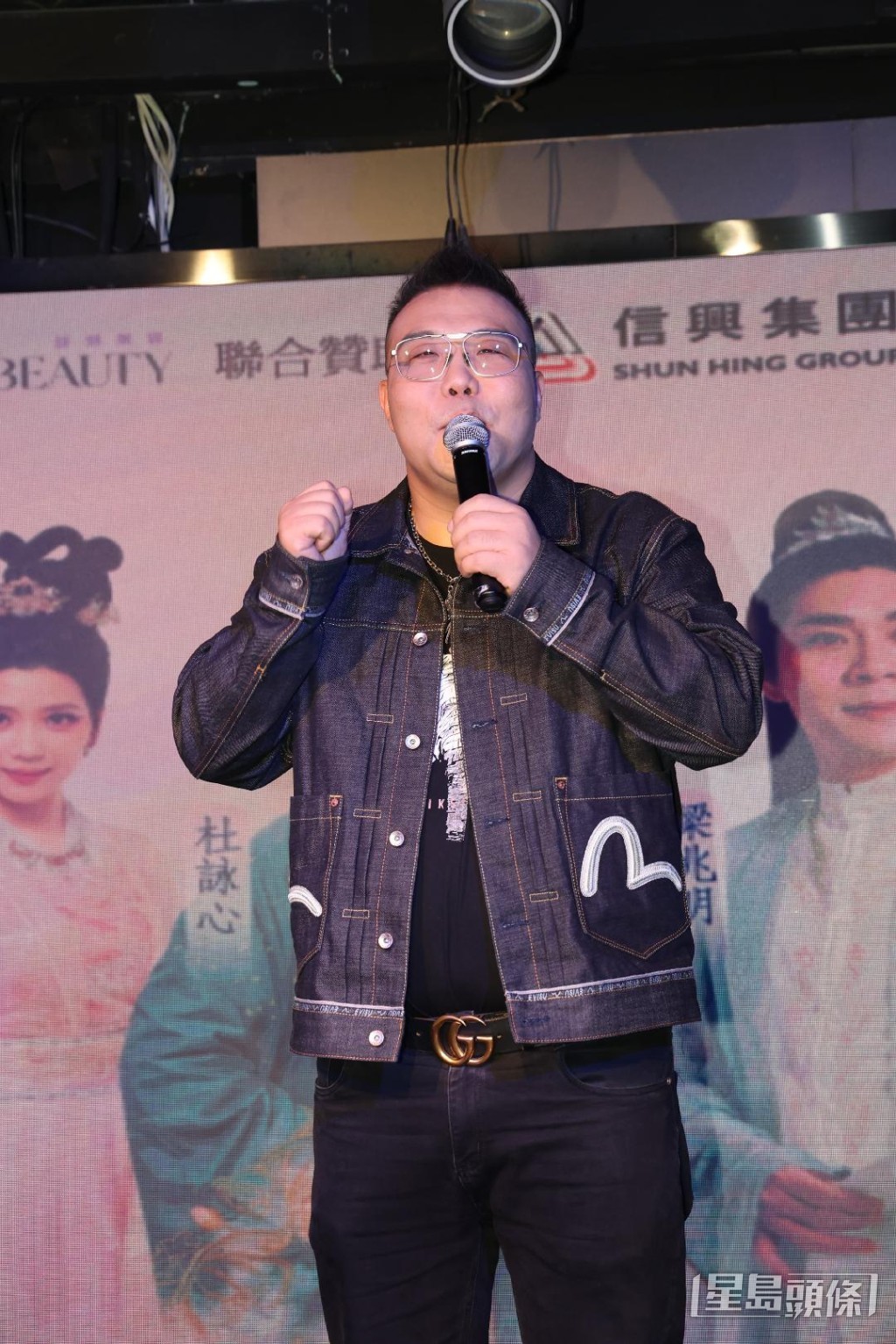 劉洋於音樂劇中一人分飾兩角。