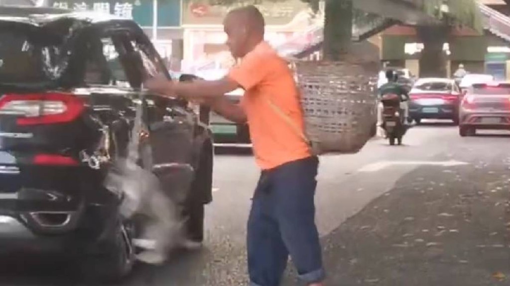 四川男子疑為碰瓷將狗擲向行駛車輛 網民譴責虐待動物